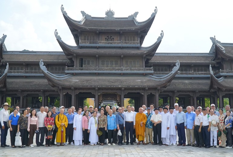 Thành viên đoàn chụp hình lưu niệm tại chùa Tam Chúc, tỉnh Hà Nam