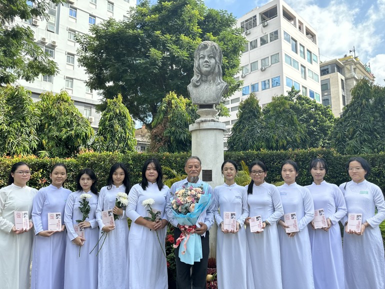 PGS.TS Nguyễn Thiện Tống và các nữ sinh nhận học bổng Quách Thị Trang, sáng 25-8-2023