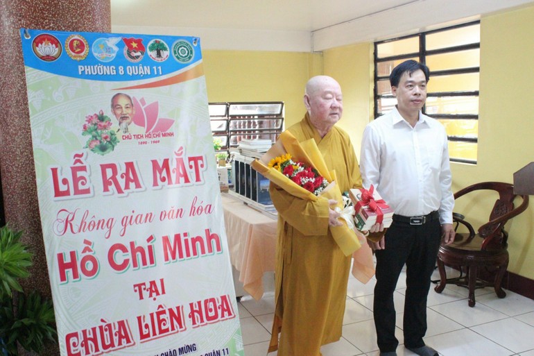Ông Huỳnh Thanh Triều, Phó Bí thư Thường trực Đảng ủy P.8, Q.11 tặng hoa và bộ sách đến Hòa Thượng Thích Duy Trấn
