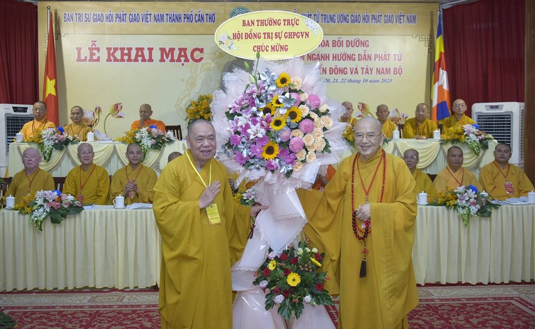 Hòa thượng Thích Khế Chơn đón nhận lẵng hoa chúc mừng từ Ban Thường trực Hội đồng Trị sự 