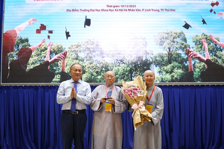 TS. Phan Thanh Định đại diện nhà trường tặng hoa tri ân