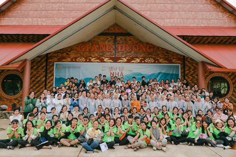 Hơn 300 bạn trẻ tham gia khóa tu “Trở về nhà” tại chùa Di Đà, tỉnh Lâm Đồng
