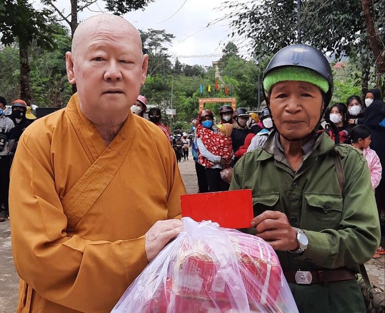 Hòa thượng Thích Duy Trấn tặng 800 phần quà để đồng bào dân tộc đón Tết - Ảnh: Minh Lương