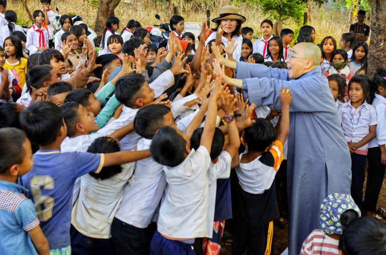 Học sinh đồng bào dân tộc vui mừng mỗi khi Ni sư Huệ Dâng về làng thăm em - Ảnh: Lê Miền Nam
