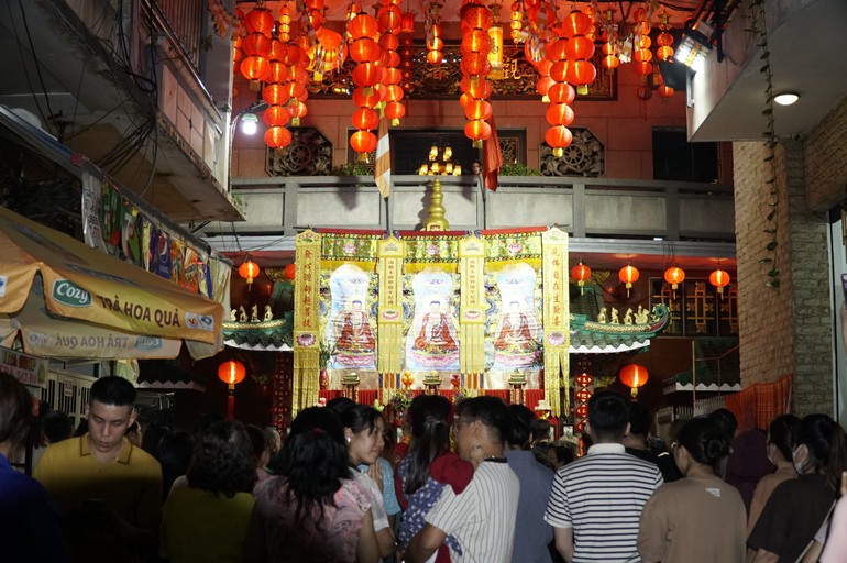 Hàng ngàn người dân và Phật tử về chùa Vạn Phật đón giao thừa và chư thiên trong năm mới - Ảnh: H.Ý/BGN