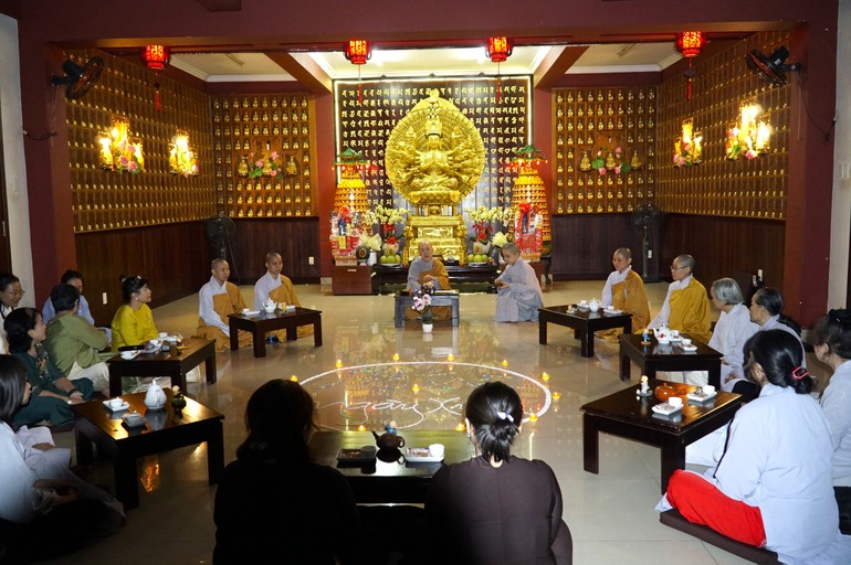 Phật tử về chùa Long Phước quây quần bên Sư phụ, phổ trà và lắng nghe trải lòng của nhau trong ngày mùng 3 Tết - Ảnh: H.Ý/BGN
