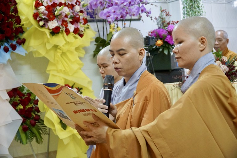 Sư cô Thích nữ Vạn Hữu, tân trụ trì chùa Pháp Thành phát nguyện trong lễ bổ nhiệm 