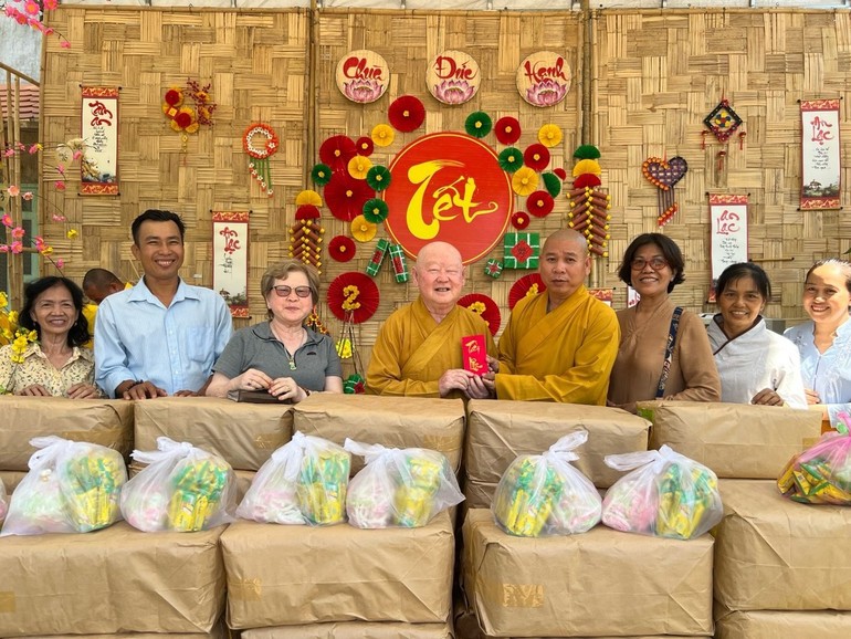 Hòa thượng Thích Duy Trấn đem "Xuân yêu thương" đến với các ngôi tự viện vùng biên giới tỉnh Bình Phước - Ảnh: Chùa Liên Hoa