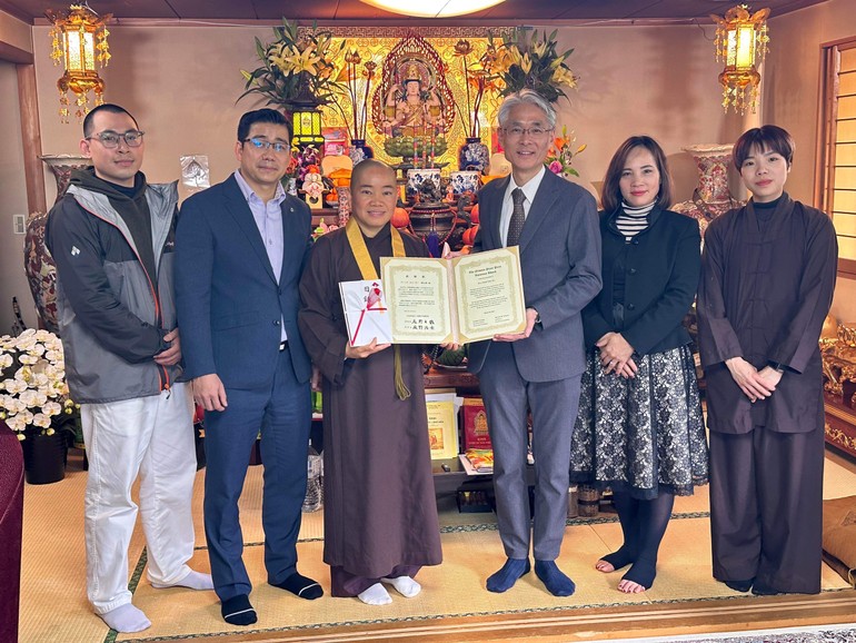 Ông Niwano Hiroshi, Chủ tịch Quỹ Hòa bình Niwano trao Giải thưởng Hòa Bình Niwano đến Ni sư Thích nữ Tâm Trí 