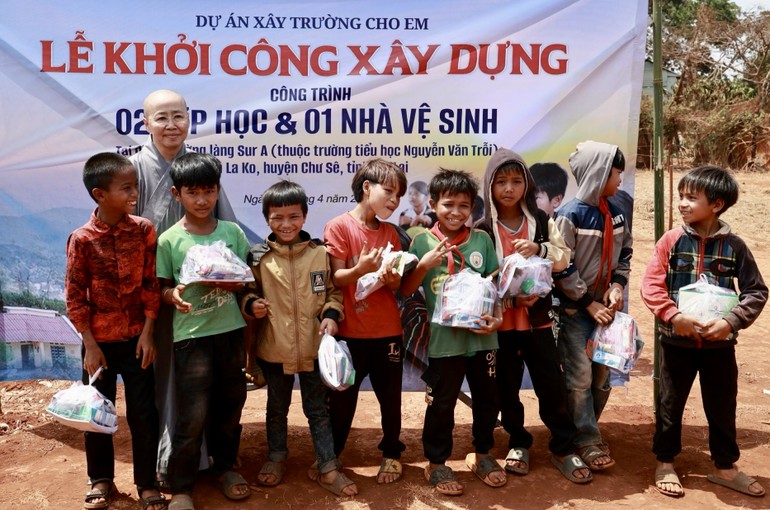 Chùa Long Phước khởi công xây trường cho học sinh tại làng Sur A, xã La Ko - Ảnh: Lê Miền Nam 