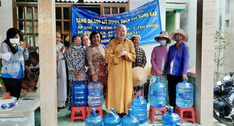 Hòa thượng Thích Duy Trấn phát biểu trong chương trình “Giọt nước nghĩa tình” tại H.Gò Công Đông, Tiền Giang