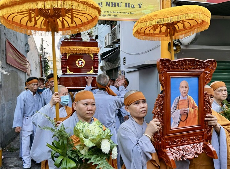 Cung thỉnh kim quan Ni trưởng nhập bảo tháp trong tiếng đồng thanh niệm Phật của Tăng Ni, Phật tử