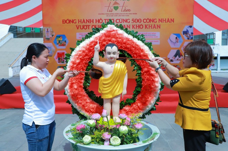 Công nhân thực hiện nghi lễ Tắm Phật tại Trung tâm Văn hóa tỉnh Bến Tre