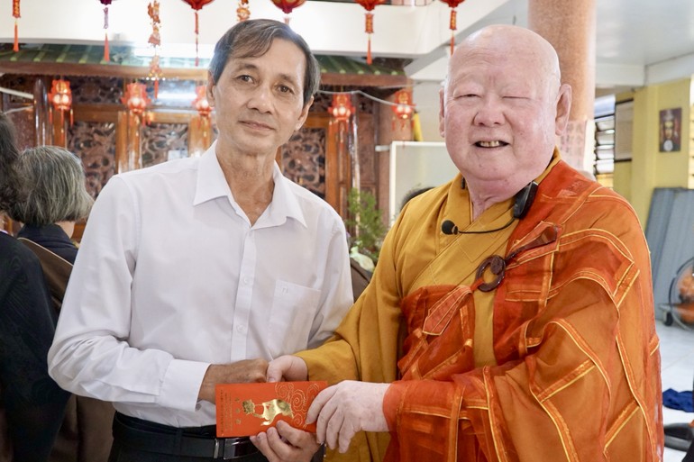 Hòa thượng Thích Duy Trấn trao tặng 1.000 cây xanh cho chương trình "Một triệu cây vì biển đảo Tổ quốc, vì quê hương Việt Nam xanh"