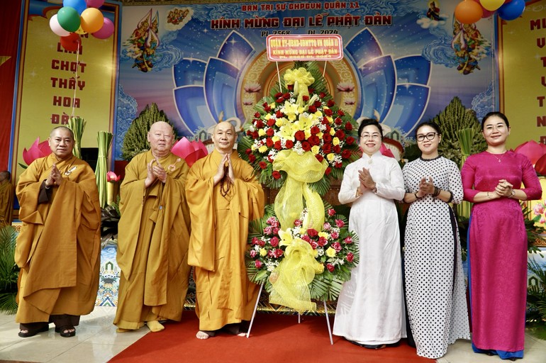 Lãnh đạo chính quyền chúc mừng Đại lễ Phật đản đến Tăng Ni, Phật tử Q.11, tại lễ đài Phật đản Phật giáo Q.11