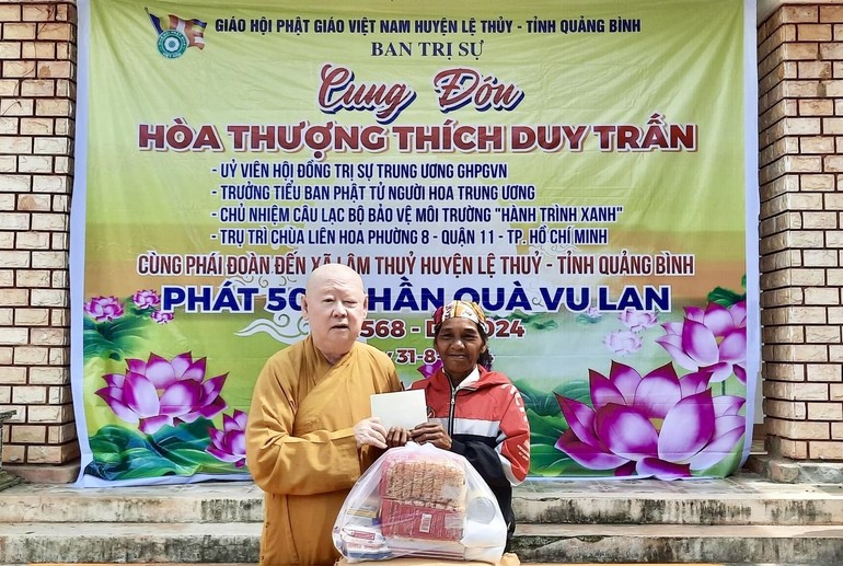 Hòa thượng Thích Duy Trấn trao quà đến gia đình người đồng bào dân tộc tỉnh Quảng Bình