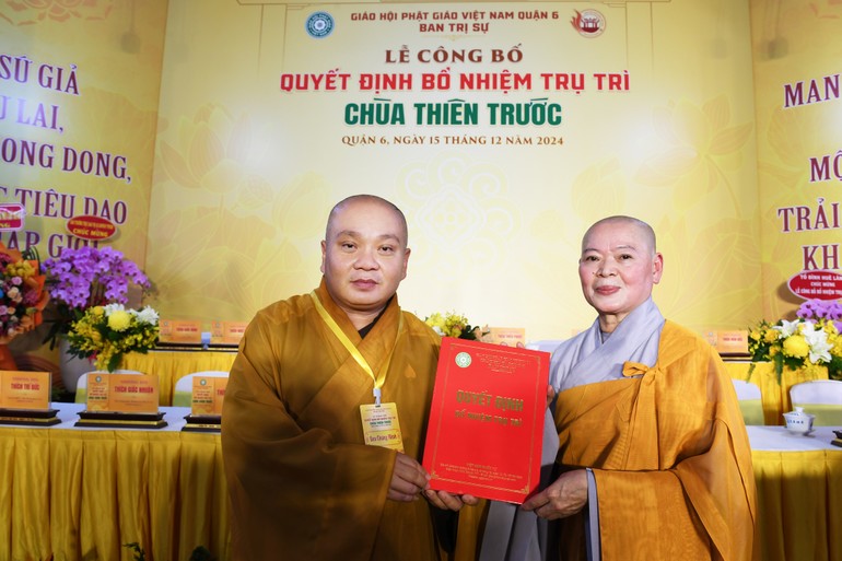 Thượng tọa Thích Trung Nguyện, Phó Thư ký kiêm Chánh Văn phòng Ban Trị sự Phật giáo TP.HCM trao quyết định đến Ni trưởng Thích nữ Huệ Tuyến