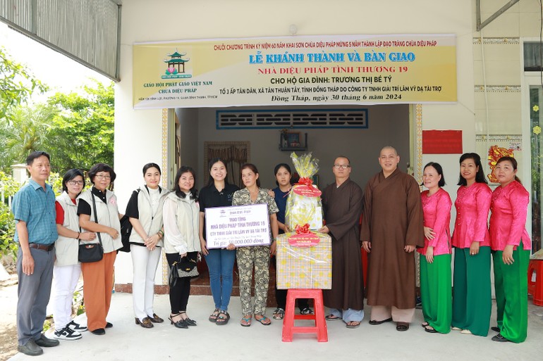 Chùa Diệu Pháp và gia đình nghệ sĩ Hứa Minh Đạt - Lâm Vỹ Dạ trao nhà Diệu Pháp tình thương số 19 đến hộ gia đình bà Trương Thị Bé Tý