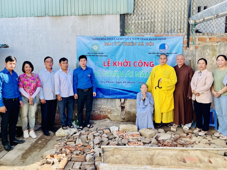 Ban Từ thiện xã hội GHPGVN tỉnh Bình Định khởi công xây nhà Nhân ái cho gia đình bà Võ Thị Sắc