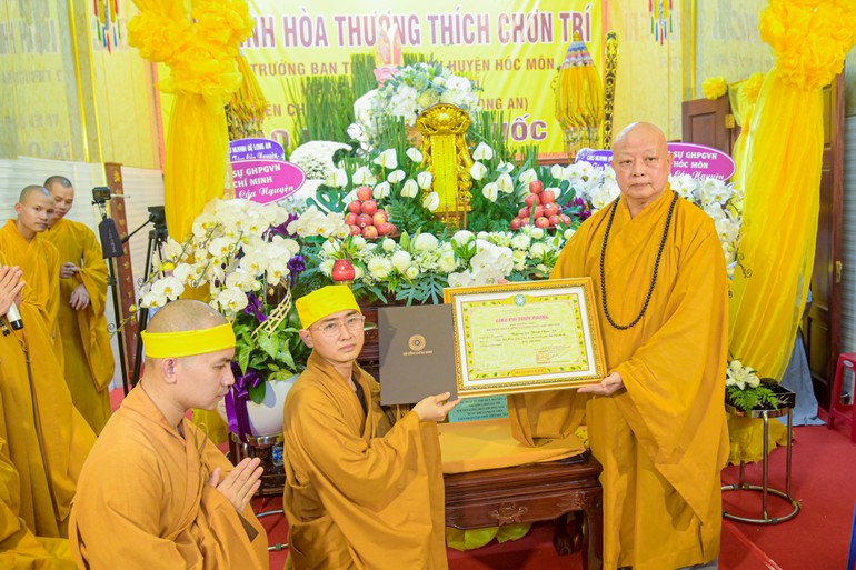 Hòa thượng Thích Lệ Trang trao giáo chỉ truy phong giáo phẩm của Hội đồng Chứng minh GHPGVN đến môn đồ pháp quyến của cố Hòa thượng Thích Chơn Trí 