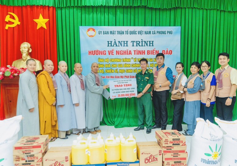 Ban Văn hóa GHPGVN H.Bình Chánh trao bảng tượng trưng tặng 50 phần quà đến học sinh có hoàn cảnh khó khăn thuộc Đồn Biên phòng Cần Thạnh