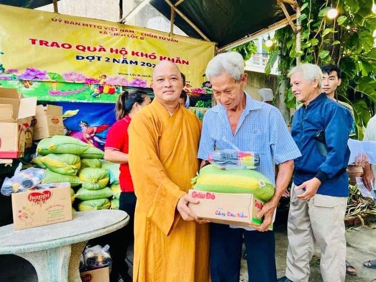 Đại diện chùa Từ Vân trao tặng 100 phần quà đến hộ dân có hoàn cảnh khó khăn trên địa bàn