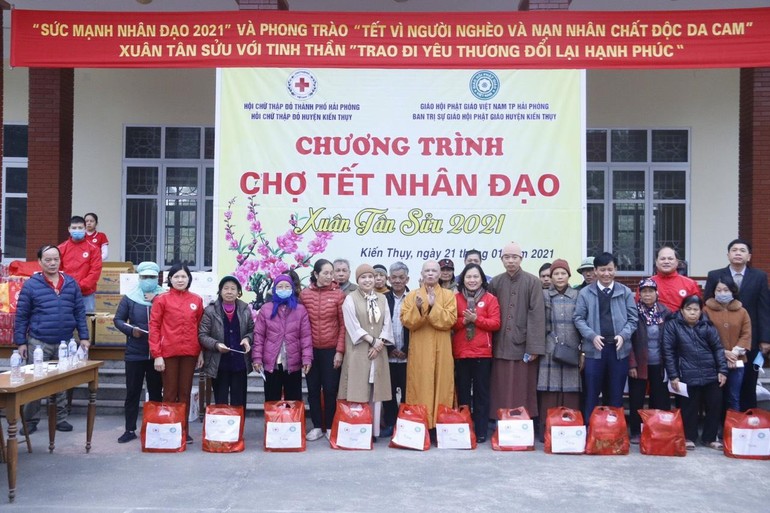 Chư tôn đức Ban Trị sự GHPGVN huyện Kiến Thụy trao quà cho đại diện một số gia đình có hoàn cảnh khó khăn trên địa bàn huyện