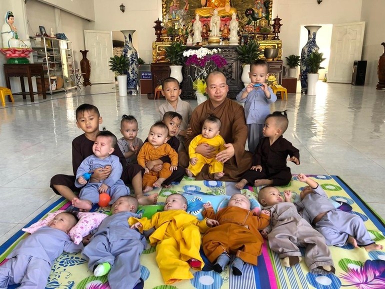 Đại đức Thích Tánh Bình cùng các bé đang được cưu mang tại chùa