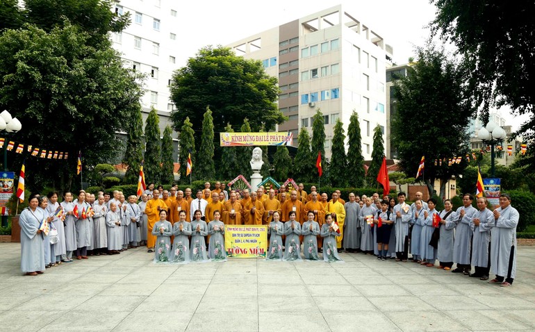 Tăng Ni, Phật tử quận 1 đặt vòng hoa tưởng niệm tại tượng đài Quách Thị Trang