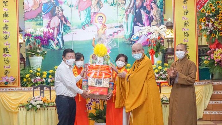Ông Nguyễn Thành Phong tặng quà mừng Phật đản đến Hòa thượng Thích Thanh Sơn