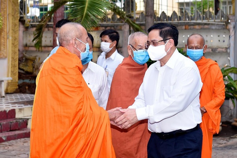 Thủ tướng đến thăm chúc mừng Đại lễ Phật đản Ban Trị sự GHPGVN TP.Cần Thơ - Ảnh: VGP/Nhật Bắc