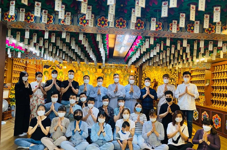 Phật tử người Việt tại Hàn Quốc tham dự khóa tu "Một ngày an lạc" - Ảnh: Thiện Chánh
