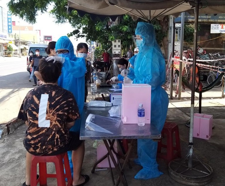 Lấy mẫu xét nghiệm Covid-19 cho người dân trong khu phong tỏa tại huyện Thống Nhất, tỉnh Đồng Nai
