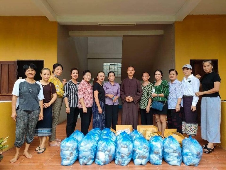 Đoàn từ thiện chùa Bồ Đề (Lào)