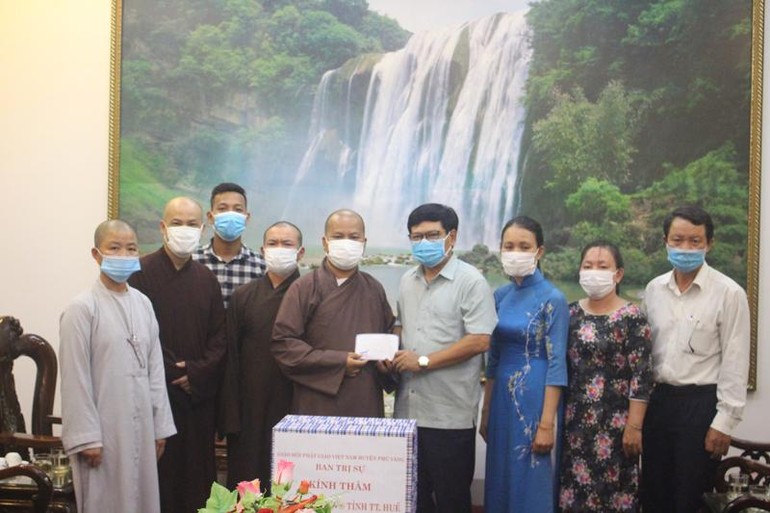 Ban Trị sự Phật giáo huyện Phú Vang trao số tiền 30 triệu đồng đến Ủy ban MTTQVN tỉnh ủng hộ cho khu cách ly 