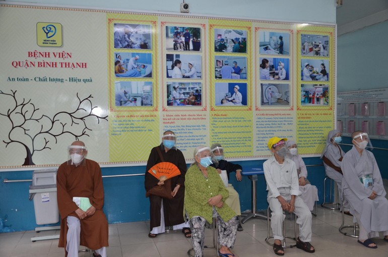 Chư tôn đức Tăng Ni ngồi đợi đăng ký tiêm vắc-xin tại Bệnh viện quận Bình Thạnh