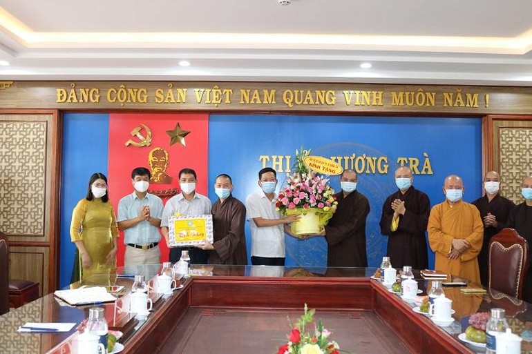 Ban Trị sự Phật giáo thị xã Hương Trà tại buổi gặp mặt với Ban Thường vụ Thị ủy Hương Trà
