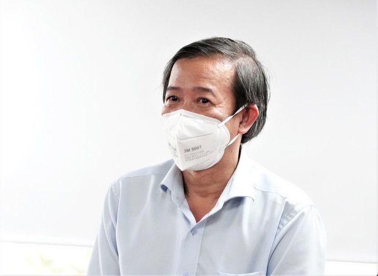 Bác sĩ Nguyễn Văn Vĩnh Châu thông tin về 3 bệnh viện đa khoa sẽ chuyển đổi công năng trở lại bình thường ngày 22-9 - Ảnh: TNO