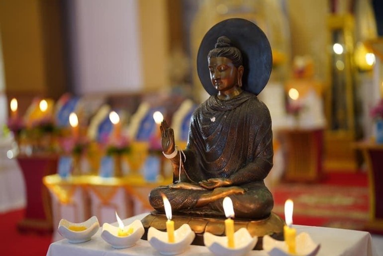 Lạy sám hối Phật là hoạt động giản dị nhưng cực kỳ ý nghĩa. Hãy điểm tô cho tâm hồn mình một chút bình an và thiêng liêng với nghi thức xâu chuỗi lạy Phật đầy cảm xúc.