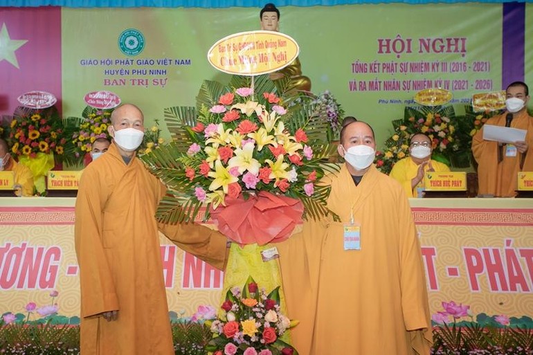 Hòa thượng Thích Thiện Thành thay mặt Ban Trị sự Phật giáo tỉnh Quảng Nam tặng lẵng hoa chúc mừng hội nghị