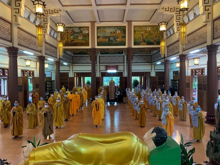 Chư Tăng Ni tham dự lễ Phật thành đạo tại chùa Sắc Tứ Long Sơn