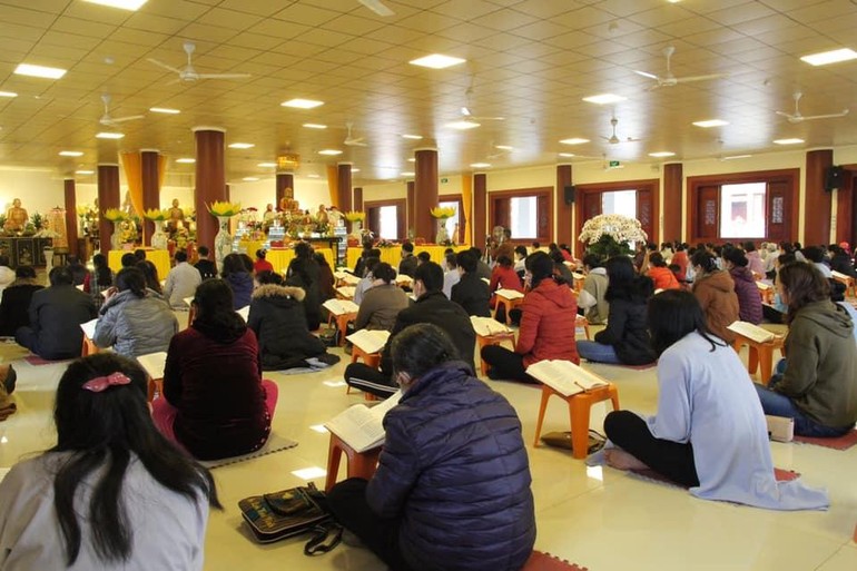 Người dân tham dự khóa lễ cầu an đầu năm tại chánh điện chùa Diệc