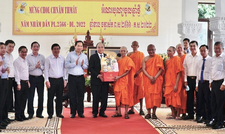 Chủ tịch nước Nguyễn Xuân Phúc tặng quà chúc Tết Chôl Chnăm Thmây đến chư Tăng tại Học viện 