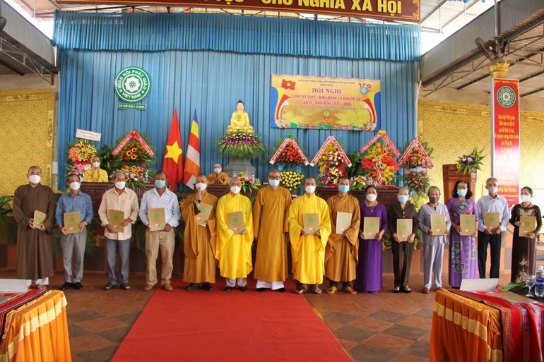 Hòa thượng Thích Châu Quang trao quyết định chuẩn y nhân sự Ban Trị sự Phật giáo huyện Cư M’gar (2021-2026)