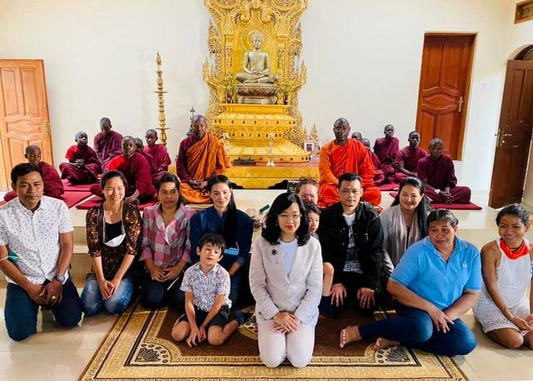 Bà Sasirit Tangulrat, đại sứ của Thái Lan đến thăm Trung tâm Phật giáo Uganda