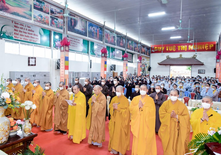 Các hành giả trường hạ chùa Thanh Hà tác bạch, khánh tuế chư tôn đức chứng minh trong buổi lễ tạ pháp