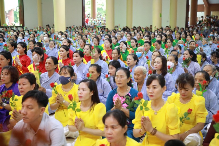 Hơn 4.000 thiện nam, tín nữ về tham dự Đại lễ Vu lan tại chùa Cổ Am (huyện Diễn Châu, tỉnh Nghệ An)