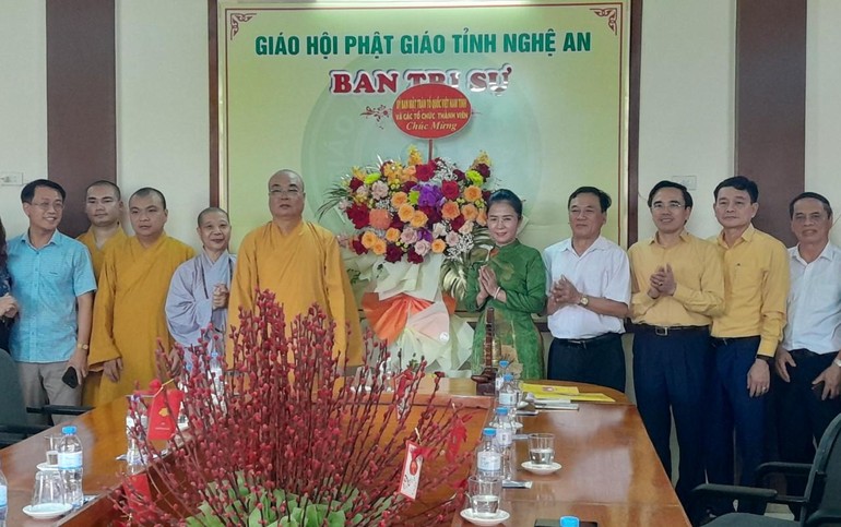 Bà Võ Thị Minh Sinh cùng các thành viên của đoàn tặng hoa chúc mừng Đại lễ Vu lan đến Ban Trị sự GHPGVN tỉnh Nghệ An
