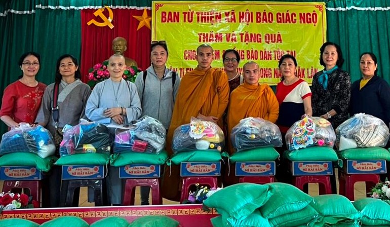 Chư Tăng Ni Ban Từ thiện - Xã hội báo Giác Ngộ cùng các mạnh thường quân trong chuyến từ thiện tại Đắk Lắk