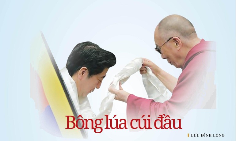Ông Shinzo Abe lúc đương nhiệm Thủ tướng Nhật Bản đón nhận khăn chúc phúc từ Đức Dalai Lama 